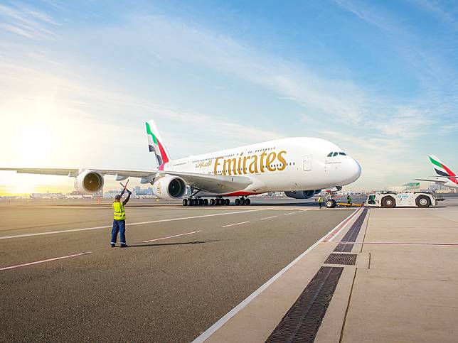阿聯酋航空將暫停所有經杜拜轉機的乘客辦理登機手續。(圖：Emirates臉書)