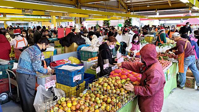 台北希望廣場農民市集遷移至北平東路31號的中央藝文公園重新開幕。(陳國維 攝)