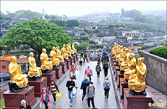 清明連假第一天，昨日北部山區雖然陰雨綿綿，不少民眾仍冒雨到墓園掃墓。(記者林正堃攝)