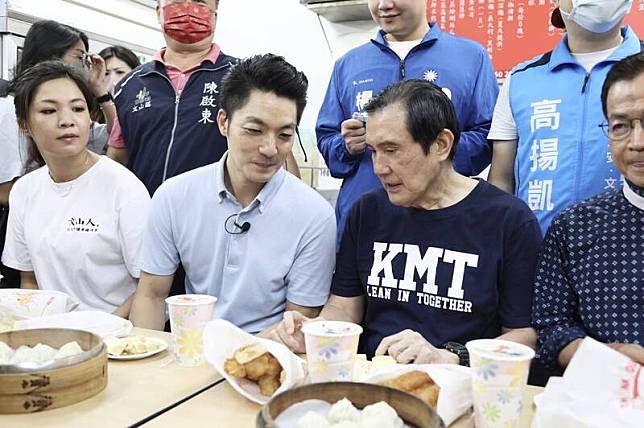 蔣萬安今天上與前總統馬英九到興隆公園晨運，進行永和豆漿早餐會。(圖由蔣萬安委員辦公室提供)