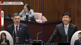 國民黨團總召傅崐萁、行政院長卓榮泰。（圖／翻攝自立法院議事轉播頻道）