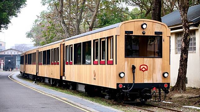 阿里山全新森林鐵道列車「福森號」現身！台灣扁柏、紅檜打造質感車廂，阿里山旅行必搭