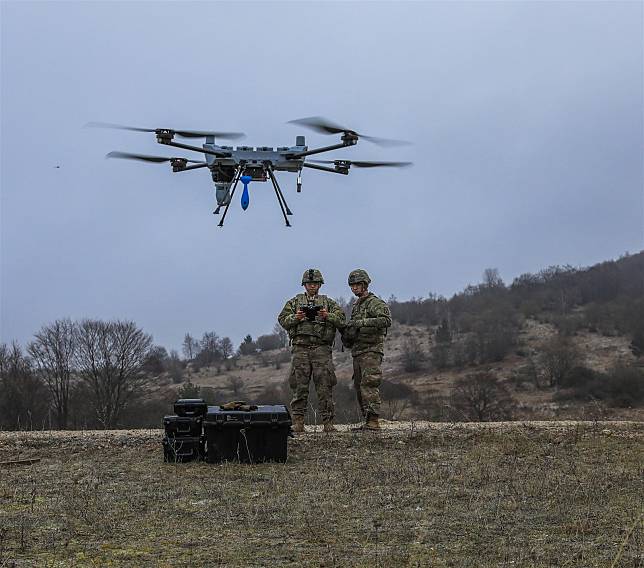  美陸軍第10山地師官兵，於「聯合決心25-1」期間，操作C100D無人機進行精確打擊演練。（取自DVIDS網站）