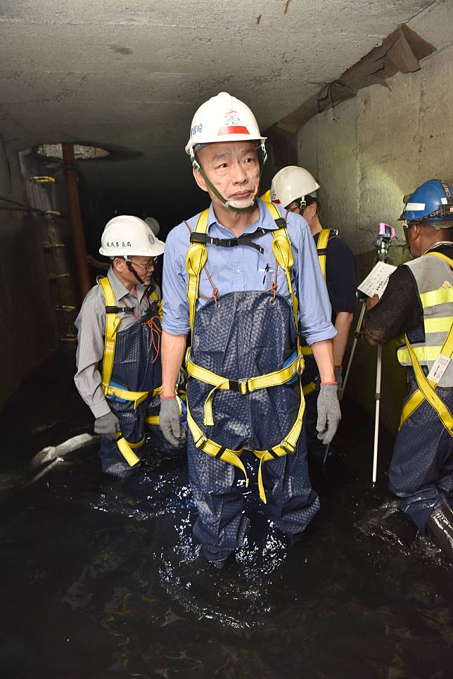 有網友在韓國瑜臉書PO文表示「市長你辦公室已經淹水了怎辦！」。   圖 : 翻攝自韓國瑜臉書