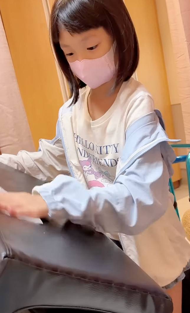 女兒貼心照顧楊千霈。翻攝IG @pinkbabe0309