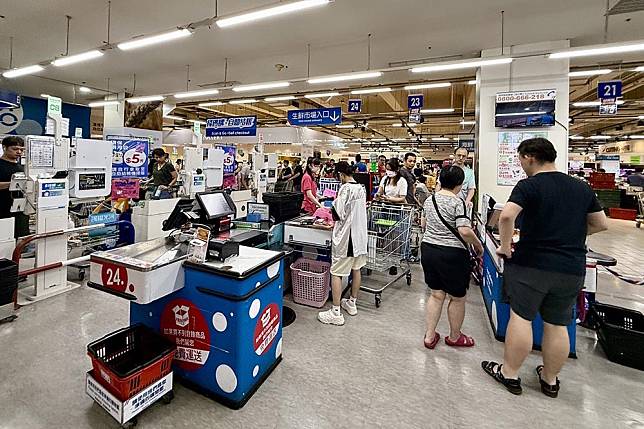 颱風假民眾趁風雨不大的時候外出採購。（張哲偉攝）