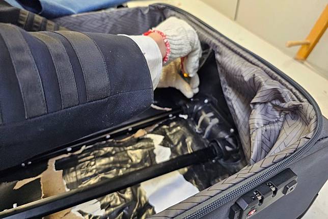 年約六十歲的澳洲籍女性自馬來西亞入境來台，航警局在她行李箱夾層內發現毒品海洛因，市值超過新台幣四千萬元。（航空警察局提供／中央社）