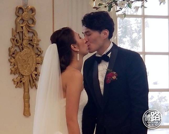 張小倫與新婚妻子Natalie親吻。