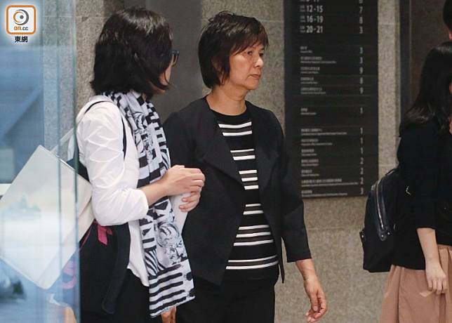 陳輝旺的妻子(右)就事件向警務處處長民事索償。