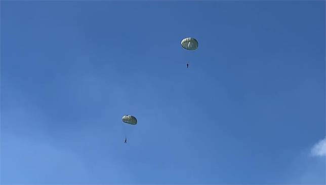 陸軍航特部跳傘訓練。圖／台視新聞