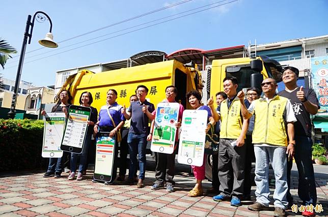 枋寮鄉公所為垃圾車裝上衛星定位發報器，追蹤垃圾車並透過app提供動態，以利鄉親方便丟垃圾。(記者陳彥廷攝)