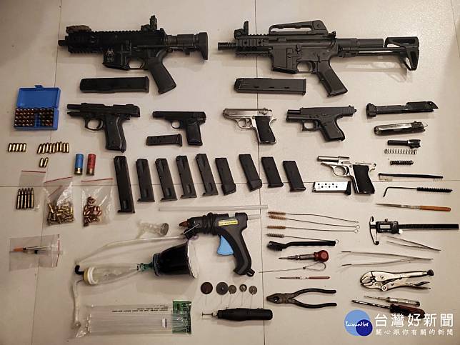 警方起出改造長槍1把、衝鋒槍2把、手槍4把、長槍短槍及散彈子彈共73發。