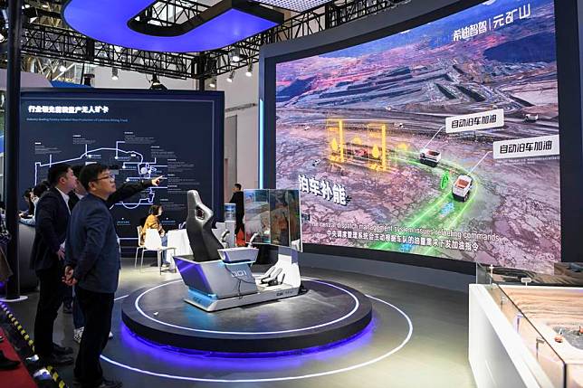 People watch a smart mining system at the booth of CiDi Inc. in the Advanced Manufacturing Chain exhibition area of the second China International Supply Chain Expo in Beijing, capital of China, Nov. 27, 2024. (Xinhua/Zhang Haofu)