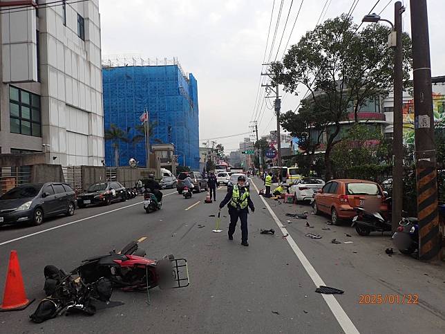 28歲謝姓男子所駕駛的自小客車逆向超車時，撞上往中壢方向由47歲曾姓女子所騎乘的重機車。圖：讀者提供