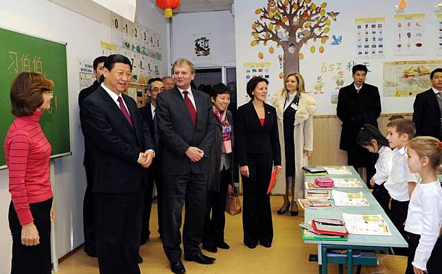 File photo taken on Oct. 16, 2009 shows Xi Jinping (2nd L), then Chinese vice president, visiting the Hungarian-Chinese bilingual school in Budapest, capital of Hungary. (Xinhua/Rao Aimin)