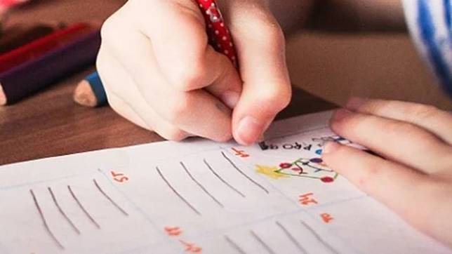 輔導小孩作業並不簡單。示意圖／翻攝自pixabay