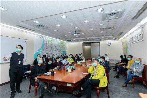 台北市長柯文哲27日戴口罩召開應變小組會議。   圖：台北市政府／提供