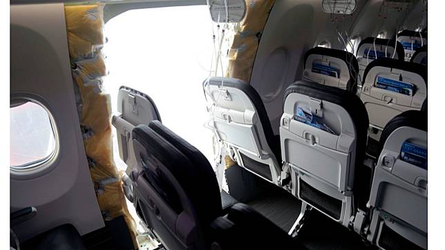 美國阿拉斯加航空一架波音737 MAX 9客機1月5日發生機身嵌入式門板在高空中脫落的意外，一旁座位的頭枕都被捲出洞外。美聯社