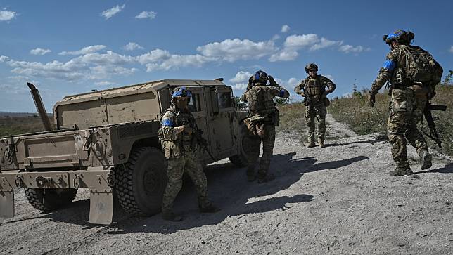烏克蘭軍人7日在東部巴赫姆特前線一帶進行偵察任務。路透社
