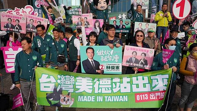 民進黨啟動全國路口「美德3票護台灣」聲援活動，台南競選總部全體大動員。(民進黨台南競總提供)