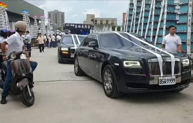 台中市綽號「大象」的酒商朱振岳，昨日舉辦告別式，十一輛車價超過二億元的勞斯萊斯車隊送行。（記者陳金龍攝）