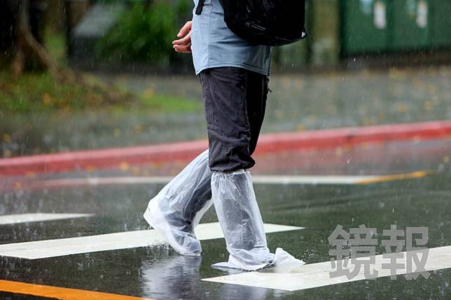 颱風「米克拉」北上，鋒面接近及西南風增強影響，易有短延時強降雨。（鏡報姜永年）