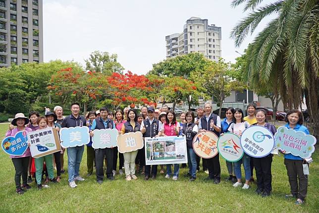 交通及童趣公園烏日現蹤，台中市府建設局長陳大田視察三和及榮泉公園。　 （記者徐義雄攝）