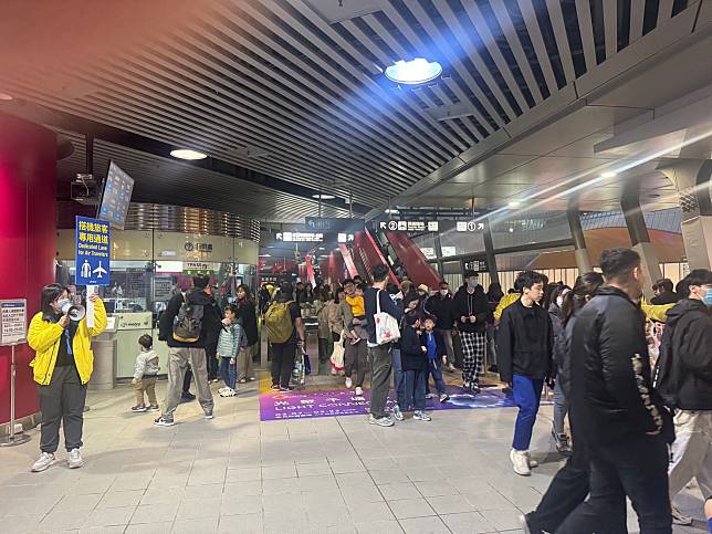 桃捷縮短發車班距為五分鐘，連動進出站簡化的策略，使得旅客在月台上下車密集有序、通行無阻。圖：市府提供