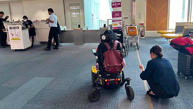 台灣身心障礙者自立生活聯盟理事長林君潔5日欲從日本那霸機場搭樂桃返台，登機前被以電動輪椅無法目視電池遭拒。翻攝自林君潔臉書