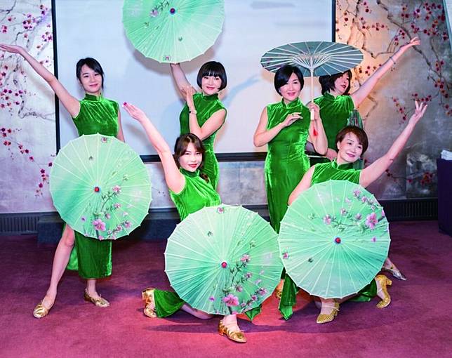 學會民族舞蹈班的演出。