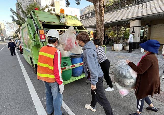清明5天連假，台南市維持原本垃圾清運時間。（記者陳治交攝）