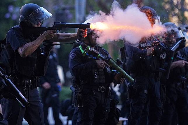 2025年6月8日，一名警察在洛杉磯大都會拘留中心附近發射了一枚軟彈。（美聯社）