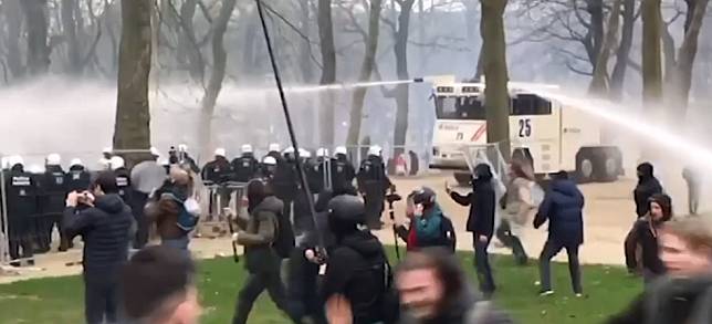 警方用高壓水槍驅散示威者。   圖 : 截自環球網