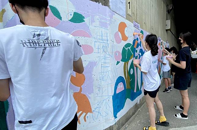 南應大學子與永康區三民里居民在社區高速公路涵洞進行美化彩繪。　（南應大提供）