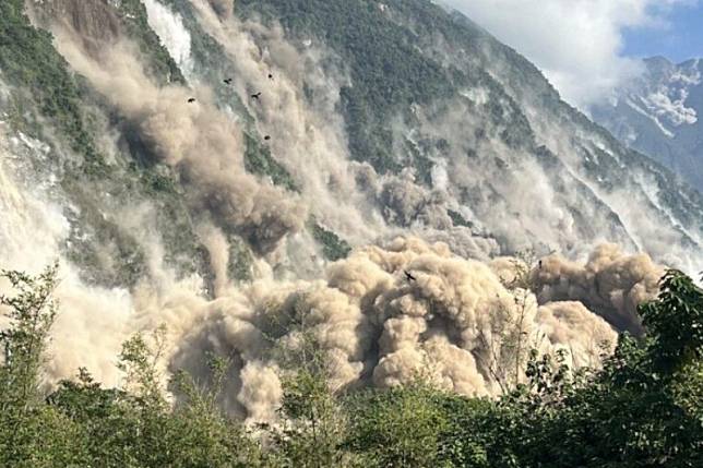 4月3日花蓮大地震導致花蓮多處山區發生大規模走山。（圖／翻攝自記者爆料網）