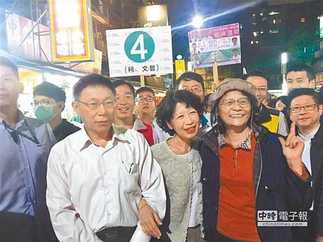 台北市長柯文哲（左）與太太陳佩琪（中）選前一起到南機場夜市掃街拜票。（本報資料照片）