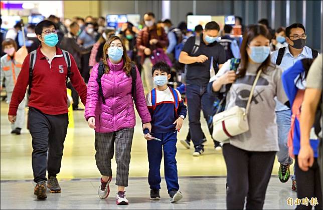 台灣遊客在在入境及出境處,都可見到家族旅遊旅客全面配戴口罩的畫面。(記者劉信德攝)