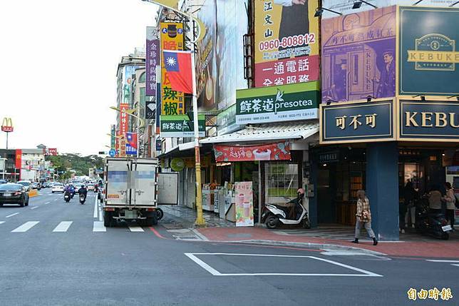貨車違停上下貨遭民眾檢舉，除要繳納罰鍰，還會被記上違規點數1點，1年滿12點將被吊扣駕照，引發許多職業駕駛恐慌及抗議，圖與新聞事件無關。(資料照)