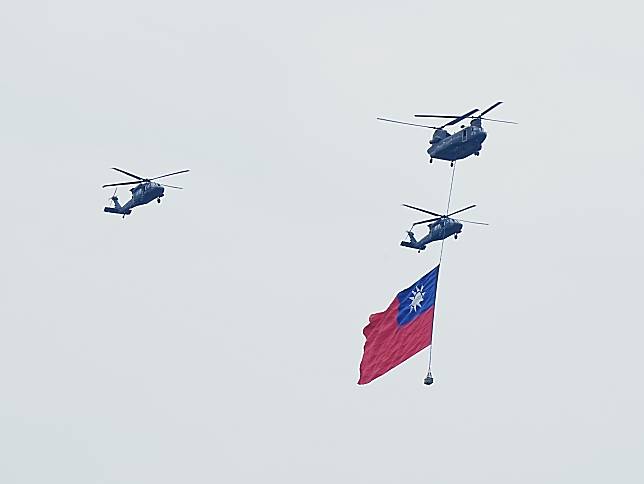 520總統就職典禮當天，將由CH-47SD契努克直升機負責吊掛國旗。(記者楊仁翔攝)