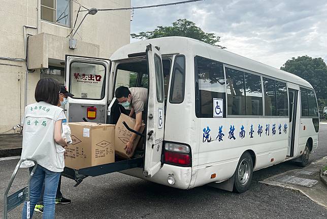 台南市政府發放隔離衣、防護衣與N95口罩，協助社福機構防疫。（南市府提供）