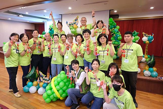 小港醫院舉辦各國家鄉粽交流，志工團隊製作香包，將手做香包化為祝福，轉贈給安寧病患。　（記者王正平攝）