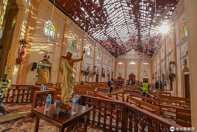 圖為遭到炸彈攻擊的內貢博聖賽巴斯提安天主教堂，從畫面中可以看到屋頂受到爆炸威力影響被炸碎，地上一片狼藉。 美聯社/達志影像