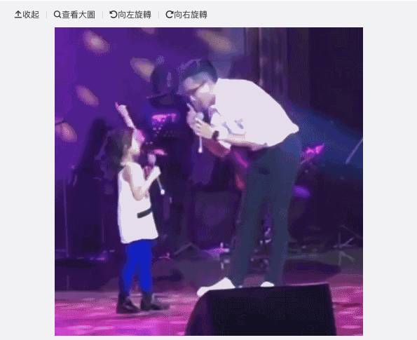 劉愷威就跟愛女一同出席學校音樂會，期間更合唱經典英文歌。（圖片來源：全村第一追劇少女@微博）