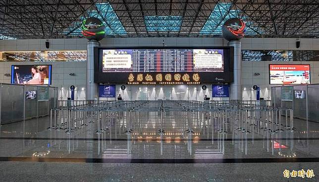 桃園機場今(11)日原表定有760架次客、貨機航班，受巴威颱風影響全數取消，二期出境大廳空無一人。(記者劉信德攝)