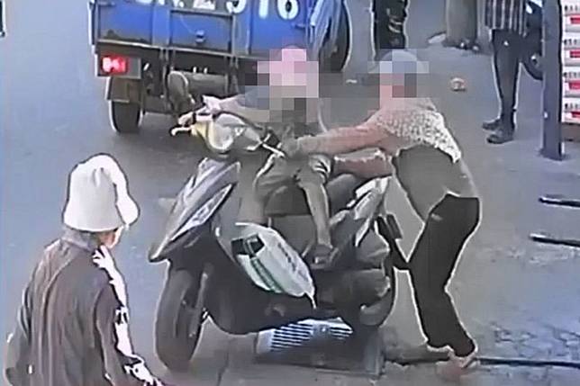 男童誤催機車油門，機車向前暴衝，外婆要拉住已來不及。民眾提供