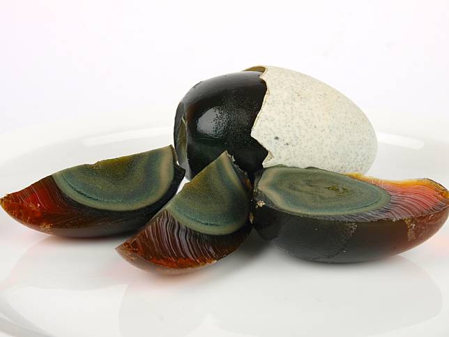 皮蛋完整剝殼的神解，就是先下水煮，完美脫殼漂亮上桌。（圖／取自Shutterstock）