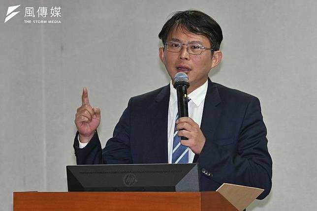 立法院司法法制委員會5日審議「科技偵查及保障法」草案，民眾黨立委黃國昌質詢時痛批，行政院研議至今終提出專法，結果掐頭去尾後僅有3條實質條文。（陳昱凱攝）