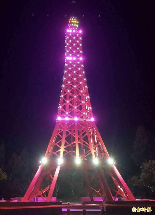 「巴陵鐵塔」試點燈搭配五彩的LED光雕亮相，挨批製造光害、浪費電。(記者李容萍攝)