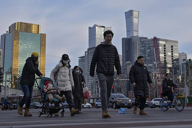 中國經濟首季表現優於預期，但是否曇花一現仍待觀察。圖為北京中央商務區的行人們。（AP）