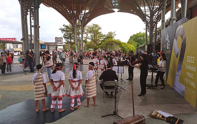 慶祝太魯閣峽谷音樂節二十週年，十月即將演出的樂團昨天於花蓮火車站前廣場快閃演出。 （太管處提供）